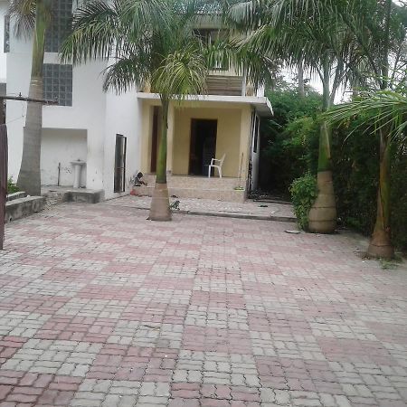 Jj & Je Family House Vandrarhem Dar es Salaam Exteriör bild