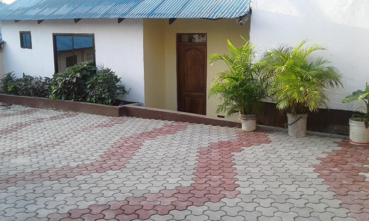 Jj & Je Family House Vandrarhem Dar es Salaam Exteriör bild