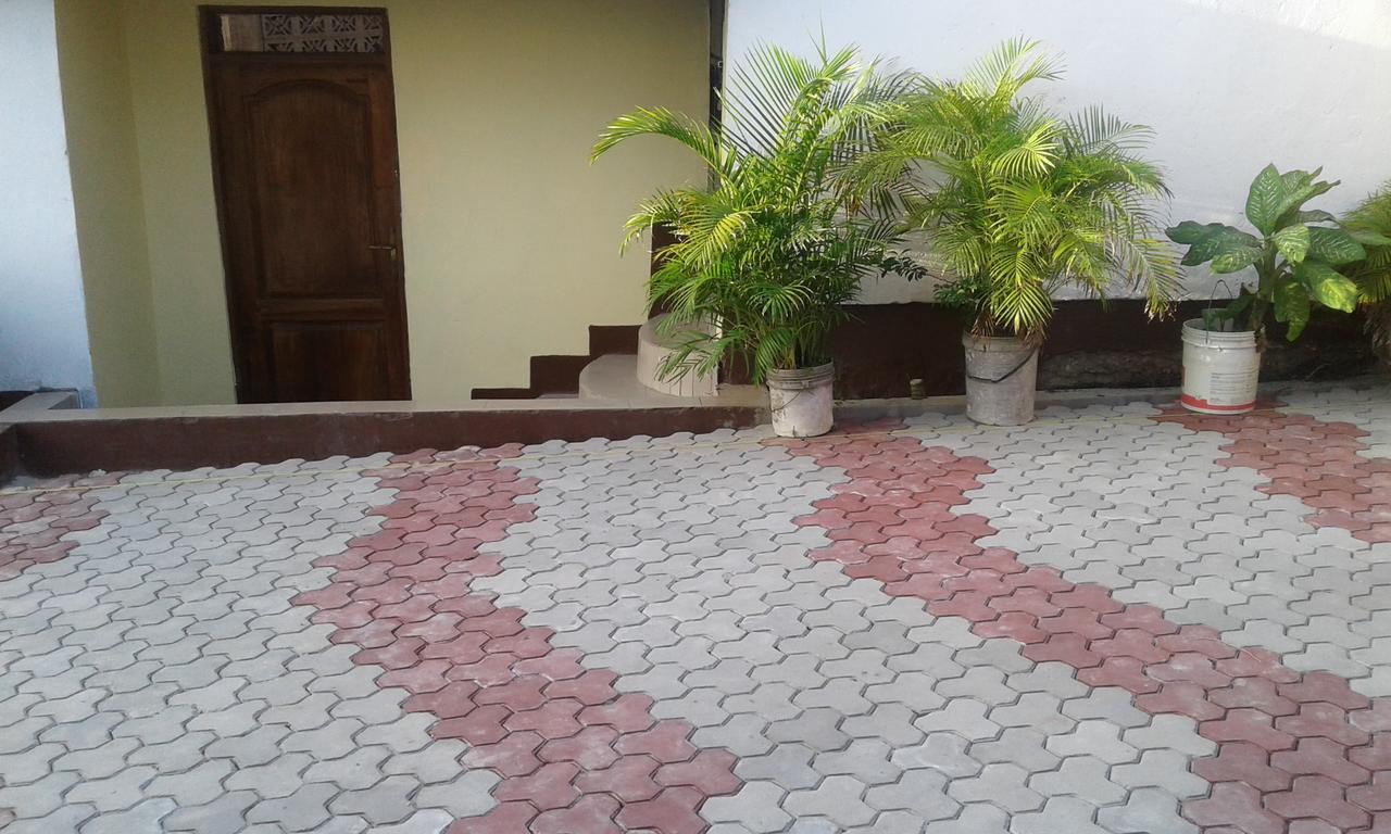 Jj & Je Family House Vandrarhem Dar es Salaam Exteriör bild