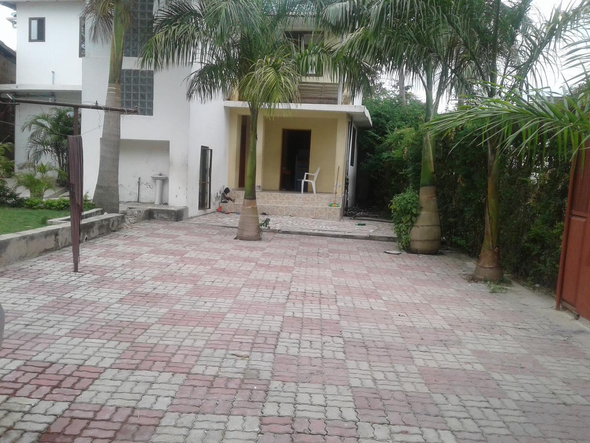 Jj & Je Family House Vandrarhem Dar es Salaam Exteriör bild